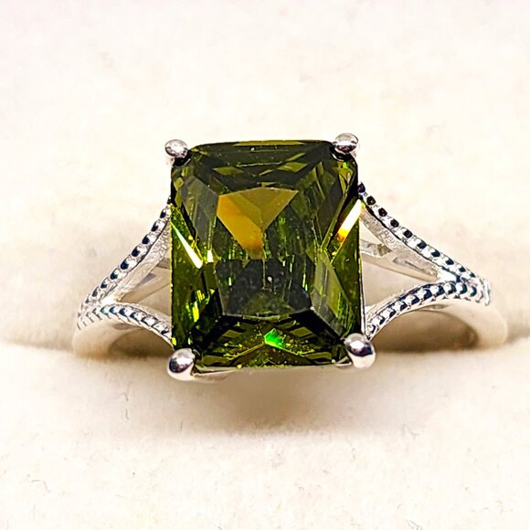 Green Cubic Zirconia solitaire ring in 925 Sterling Silver size 7 5.25 cts - Picture 1 of 6